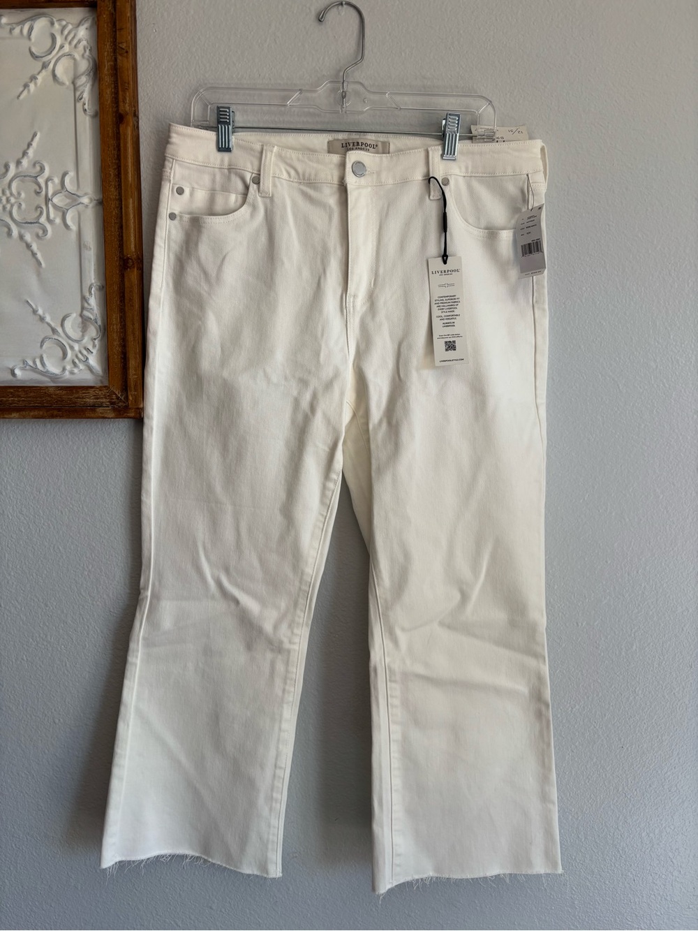 Liverpool Women’s White Jeans Size 12/31 NWT Hannah Crop Flare Raw Hem
